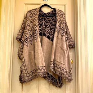 Splendid one size fringe cape